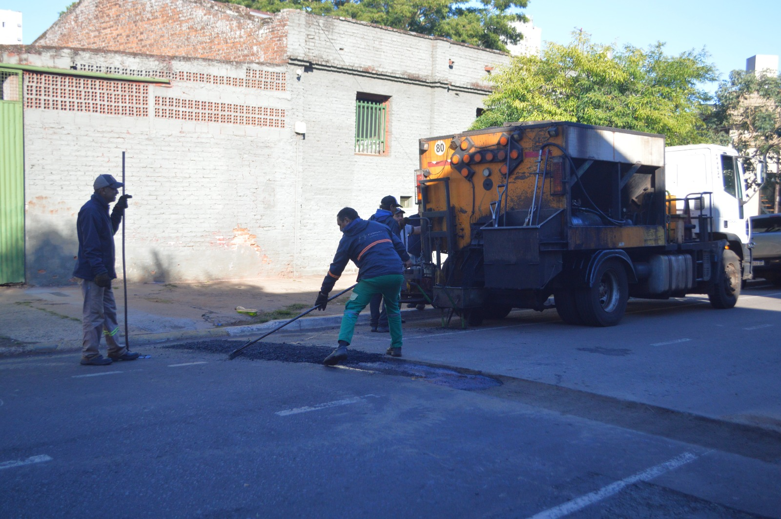 Cuadrillas municipales reparan calzadas para mejorar la transitabilidad y la seguridad vial en avenidas, el centro y barrios de Posadas.
