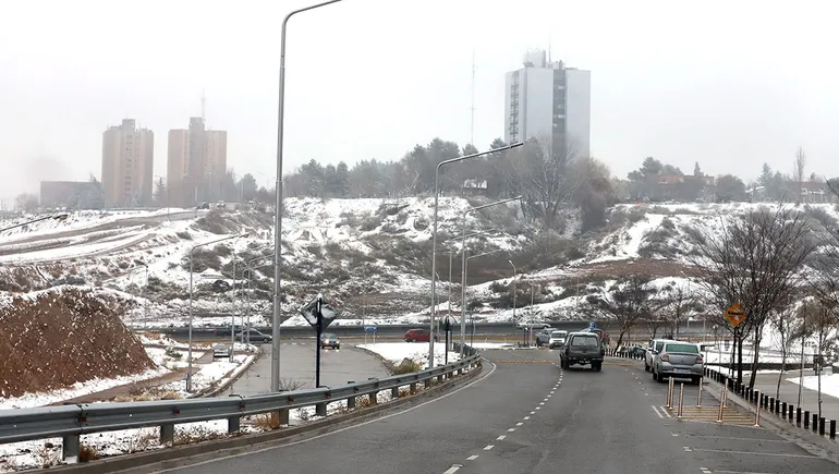 El miércoles sería la jornada de mayor intensidad del frente frío, con lluvias, nevadas y posibles episodios de agua nieve en la región.