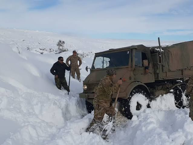 El intenso temporal afecta la alta montaña de Catamarca con acumulaciones récord de nieve, caminos bloqueados y operativos para asistir a trabajadores aislados.