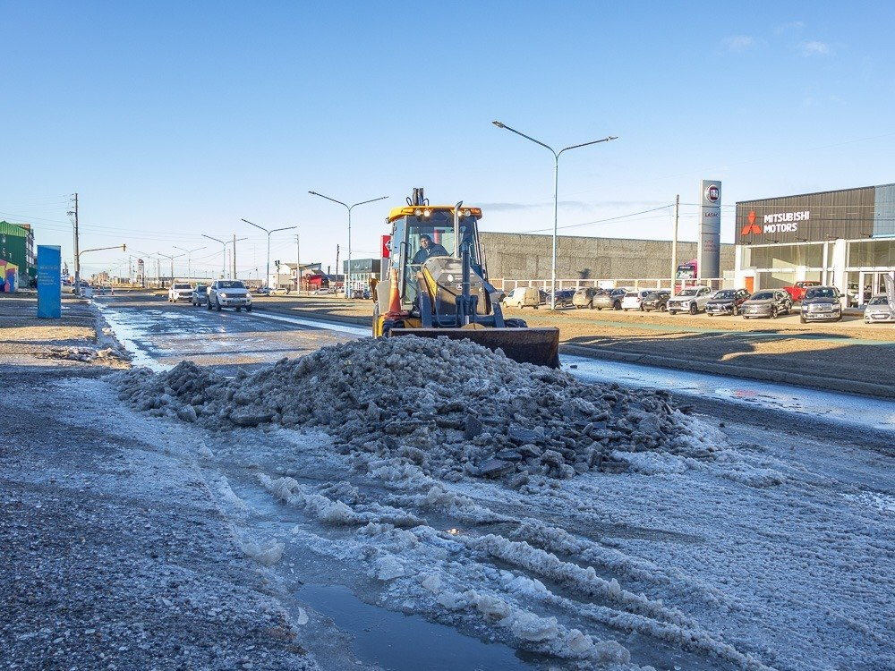 El Municipio de Río Grande refuerza el operativo para retirar hielo y escarcha en calles y veredas, prioriza recorridos del transporte público y arterias principales, y sostiene tareas preventivas.