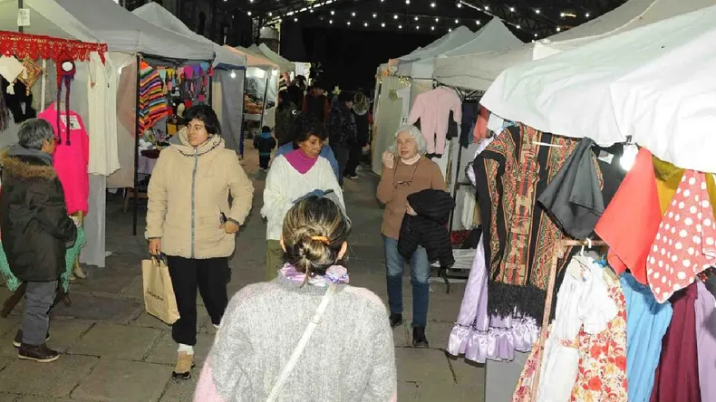 Tras el temporal que afectó al Centro Cultural Manuel Belgrano, la feria se muda a Plaza Ricardo Vilca. Será con entrada gratuita, artesanías y productos locales.