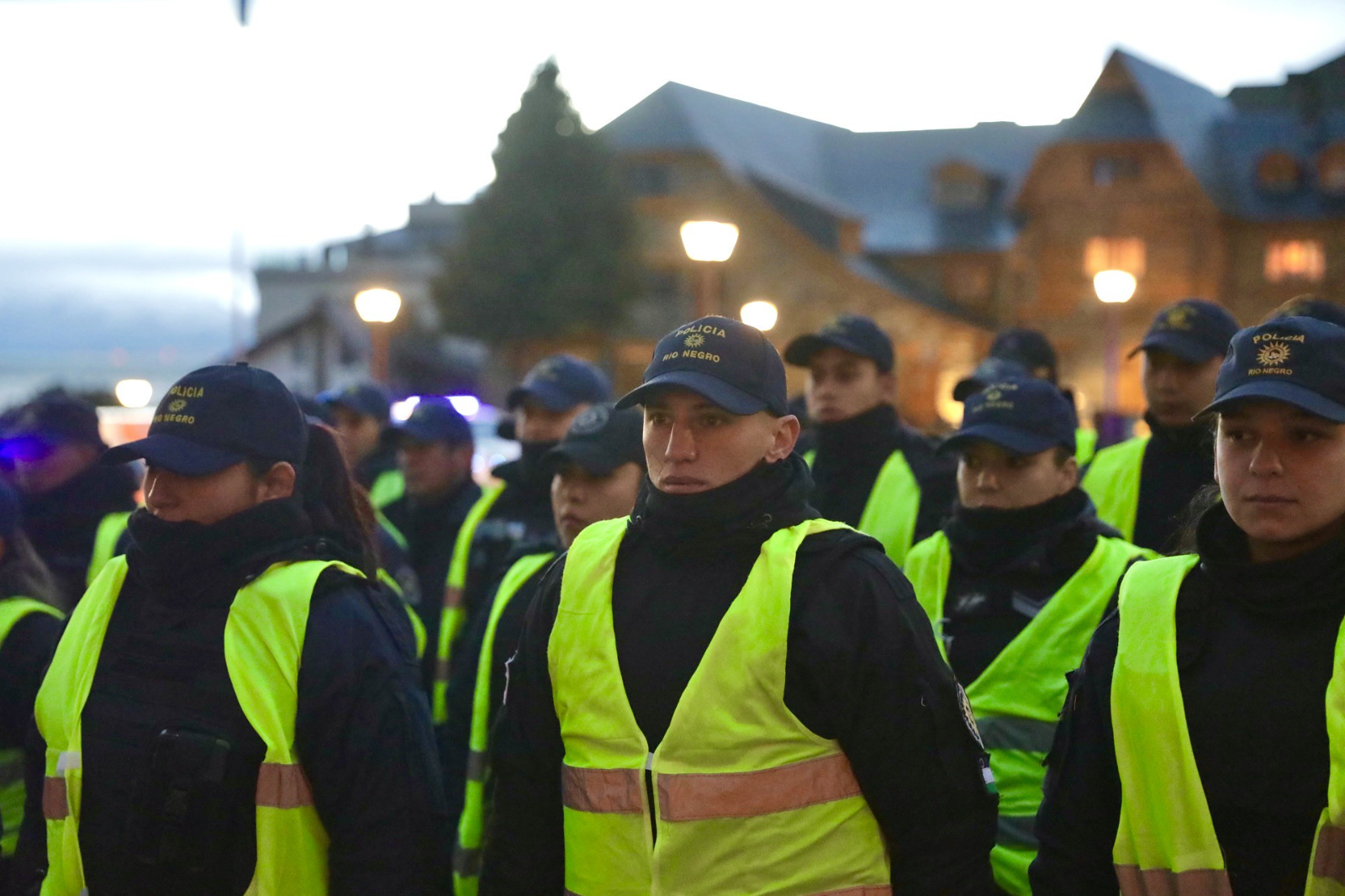 El Gobierno provincial definió el despliegue de 150 efectivos, nuevos móviles y equipamiento para fortalecer la prevención durante la temporada turística invernal.
