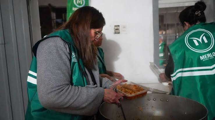 El municipio de Merlo mantiene operativos de asistencia alimentaria en distintos barrios con la entrega de viandas calientes y acompañamiento social para personas en situación de calle y vecinos vulnerables.