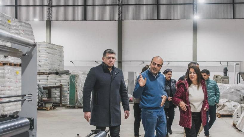 La intendenta Alejandra Rodríguez recorrió la nueva planta de Industrias Plásticas Saife en Lomas de Tafí. La inversión permitirá ampliar la producción, incorporar tecnología y generar nuevos puestos de trabajo.