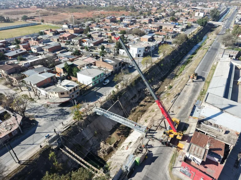 La Municipalidad de Salta inauguró una pasarela peatonal sobre el canal Hipólito Yrigoyen, cerca del puente de Las Bumbunas, para mejorar la conectividad y la seguridad en una zona con dos escuelas.