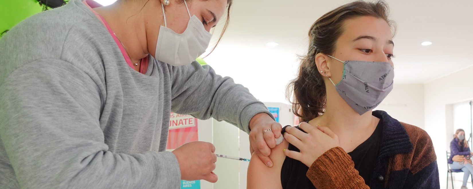 Se acercaron con turno previo al Centro de Vacunaci\u00f3n local y recibieron su primera dosis.