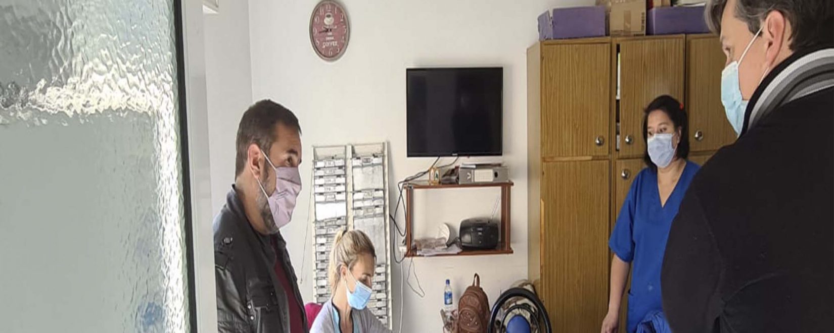 El intendente y el director administrativo del efector, Claudio Weinmann, conversaron con el personal de salud del Hospital.