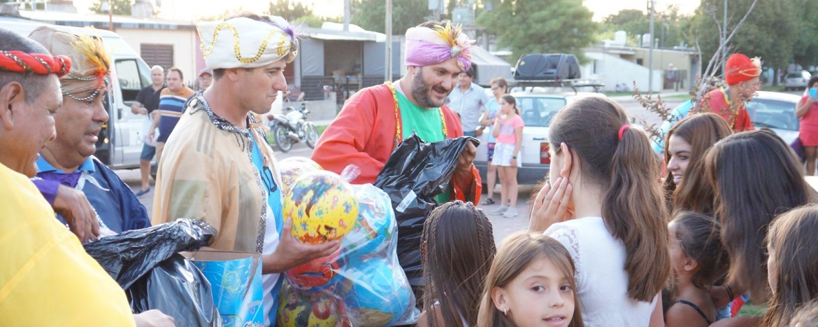 Ni\u00f1os y ni\u00f1as de la ciudad saludaron a los reyes y recibieron sus regalos.