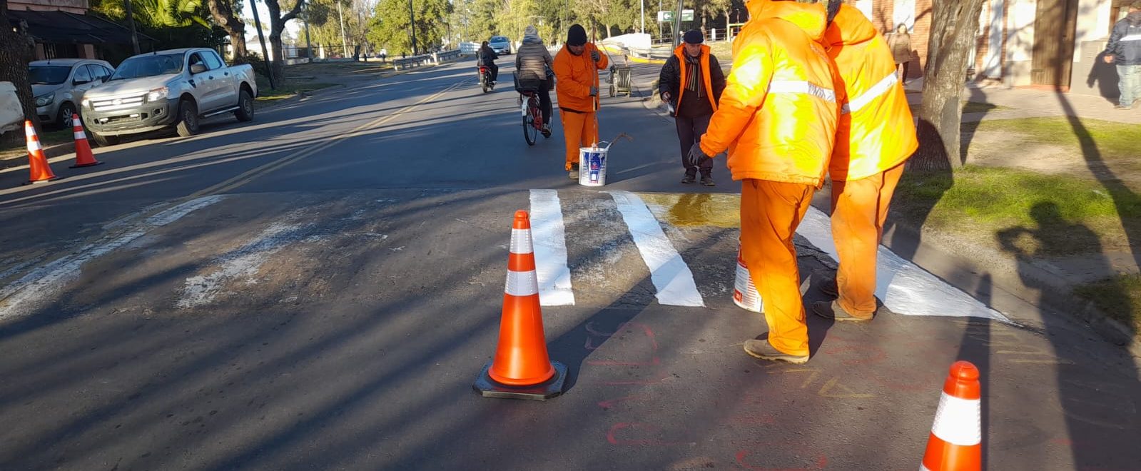 Las cuadrillas del municipio, est\u00e1n llevando a cabo tareas de pintura de cordones, lomas de burro y sendas peatonales en distintos puntos de la ciudad.