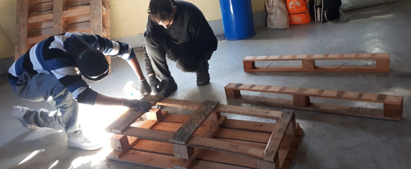 El pasado s\u00e1bado 29 de julio se llev\u00f3 a cabo la primera clase del taller de carpinter\u00eda sustentable en el quincho comunal de Ataliva.