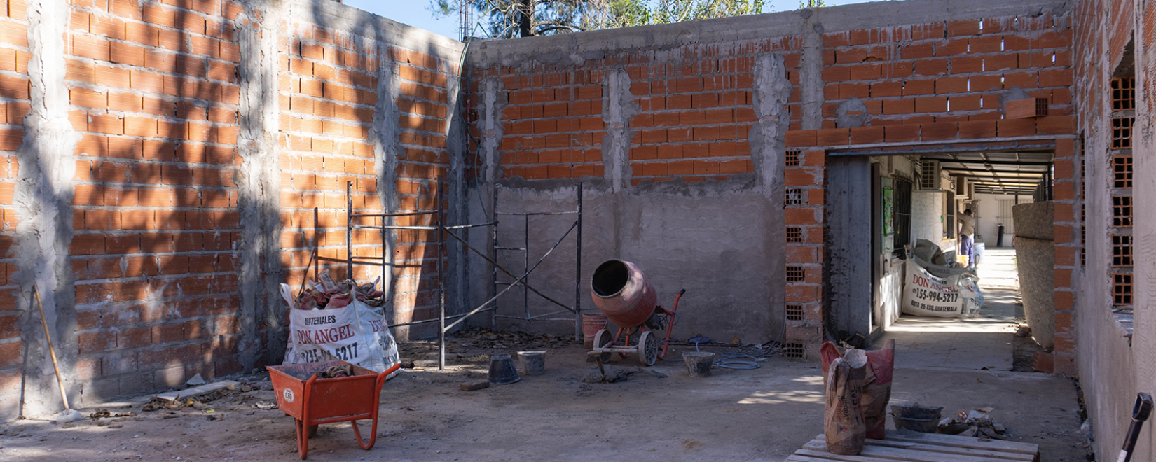 Se construye un sal\u00f3n de usos m\u00faltiples (SUM), se cambian techos y cubiertas, se refaccionan aulas y la cocina.