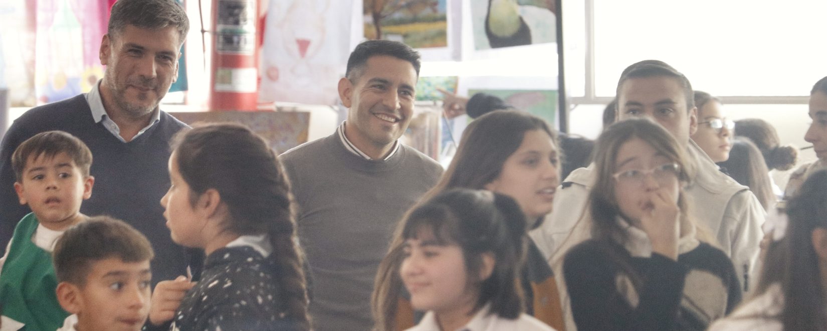 Una multitud de estudiantes recorrieron el SUM de la escuela 251, donde se llev\u00f3 a cabo la gran oferta de las escuelas de la localidad, las universidades y tambi\u00e9n los institutos presentes.