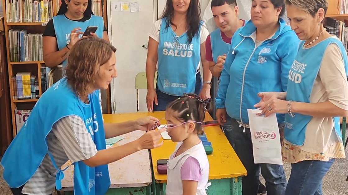 La iniciativa la lleva adelante la Provincia de Buenos Aires en articulaci\u00f3n con la Municipalidad.  El objetivo es asegurar la buena salud visual de los m\u00e1s peque\u00f1os.