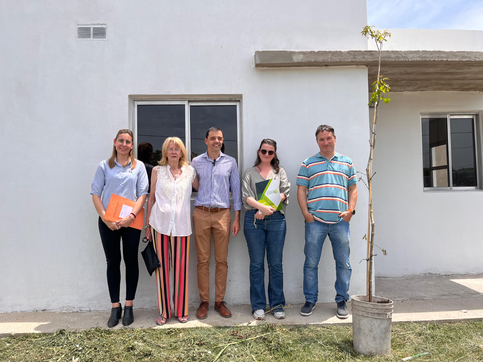 El intendente Tomassi entregó dos nuevas viviendas del quinto Círculo Cerrado Municipal a vecinas de Cerrito, promoviendo el acceso al hogar propio.
