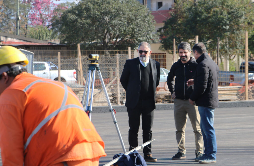 El intendente Raúl Jorge recorrió la obra en Parque Alberdi y destacó el impacto deportivo y urbano del nuevo predio con césped sintético.