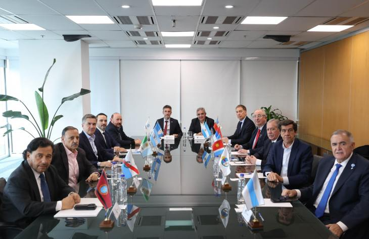El gobernador de Tucumán participó de una reunión con mandatarios del Norte Grande y planteó inversiones en energía, gas y rutas nacionales.