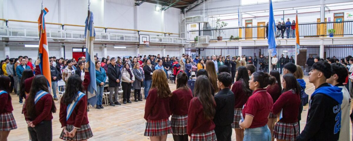 Alumnos del último tramo de la secundaria participaron de un acto que destacó los valores democráticos y la ciudadanía activa.