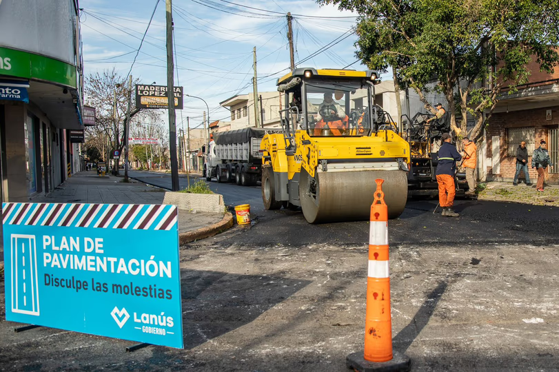 El municipio avanza con el Plan de Pavimentación 2026-2027 y prevé superar los 200 mil metros cuadrados de asfalto en distintos barrios.