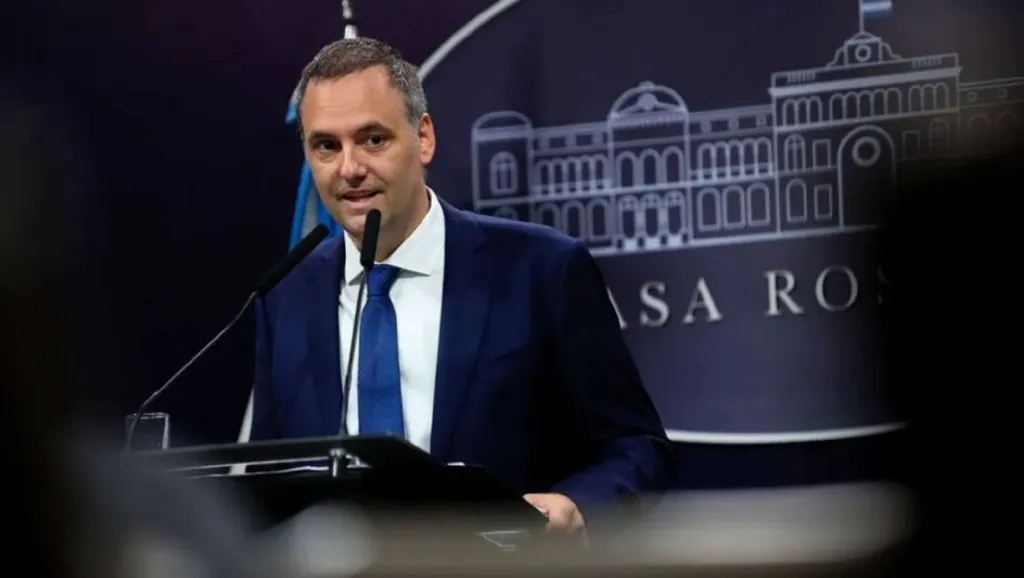 El jefe de Gabinete, prepara la presentación de su declaración jurada ante la Oficina Anticorrupción para responder a cuestionamientos sobre su patrimonio.