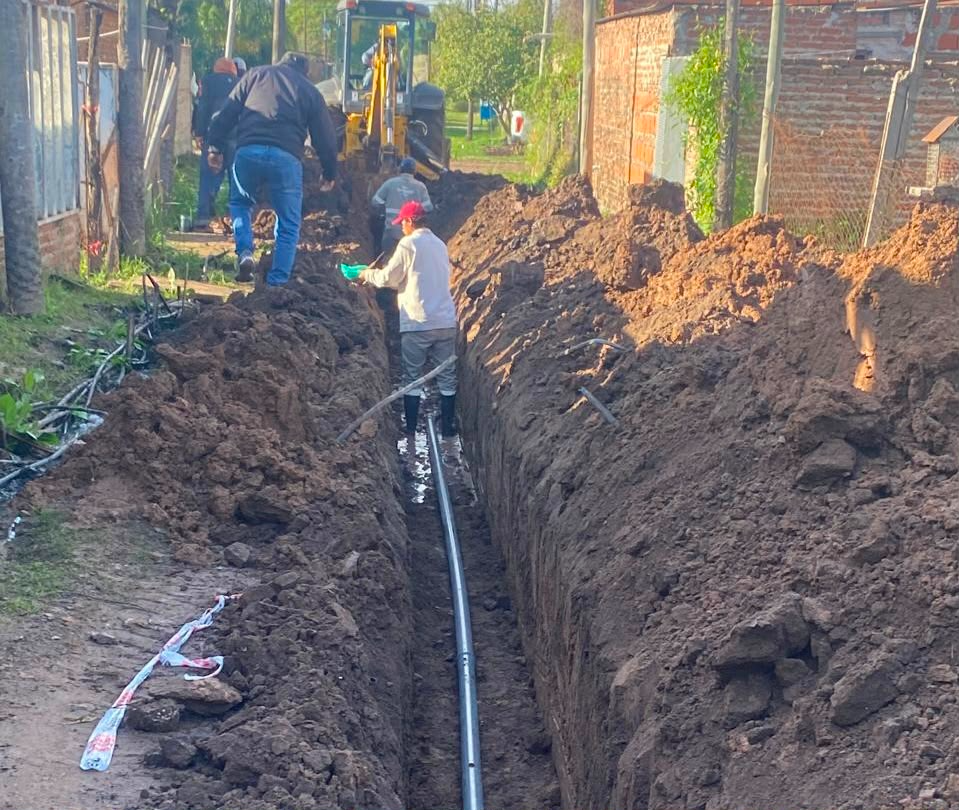 La obra ejecutada por Sameep y el municipio de Fontana extenderá 300 metros de cañerías y mejorará el acceso al agua potable para decenas de hogares.