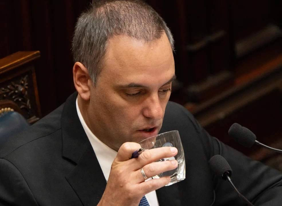 Dirigentes y legisladores cuestionaron la adhesión de Manuel Adorni al Régimen Simplificado de Ganancias y reclamaron mayor transparencia.