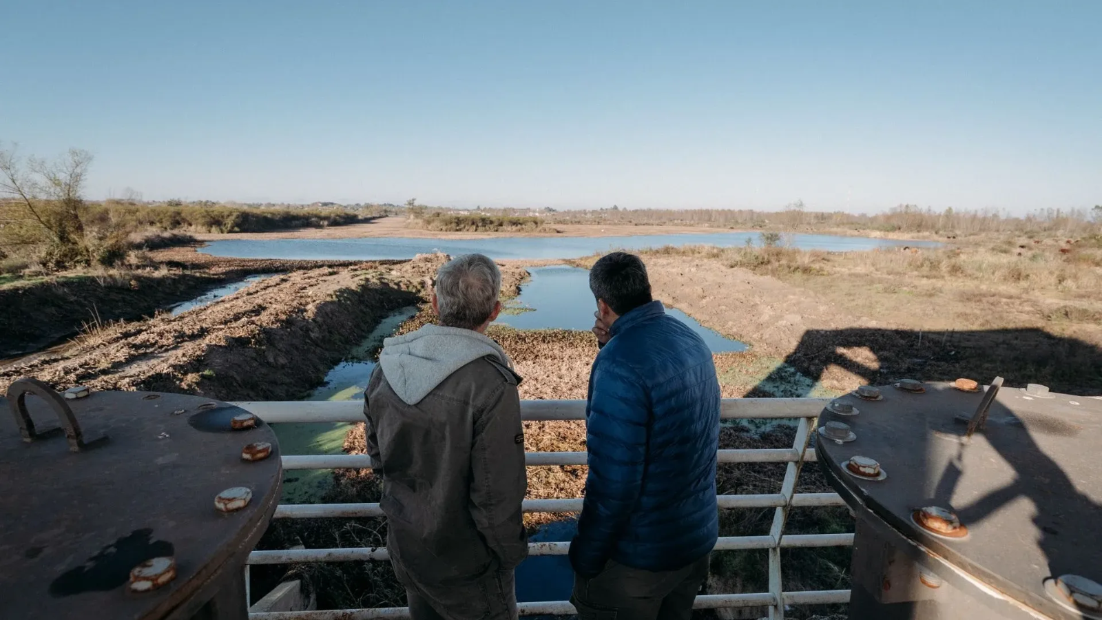 El gobernador supervisó obras hídricas, viviendas, accesos viales y proyectos estratégicos para fortalecer el desarrollo de la zona sur de la provincia.