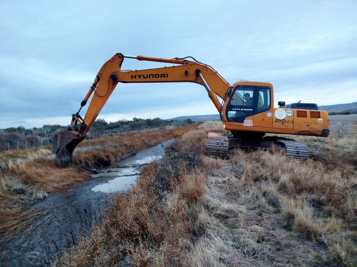 El Gobierno de Santa Cruz ejecuta trabajos de limpieza y acondicionamiento de desagües para mejorar el escurrimiento del agua y reducir riesgos.