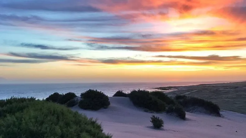 Este balneario bonaerense ofrece playas amplias, médanos y naturaleza protegida para disfrutar un fin de semana lejos del ruido.