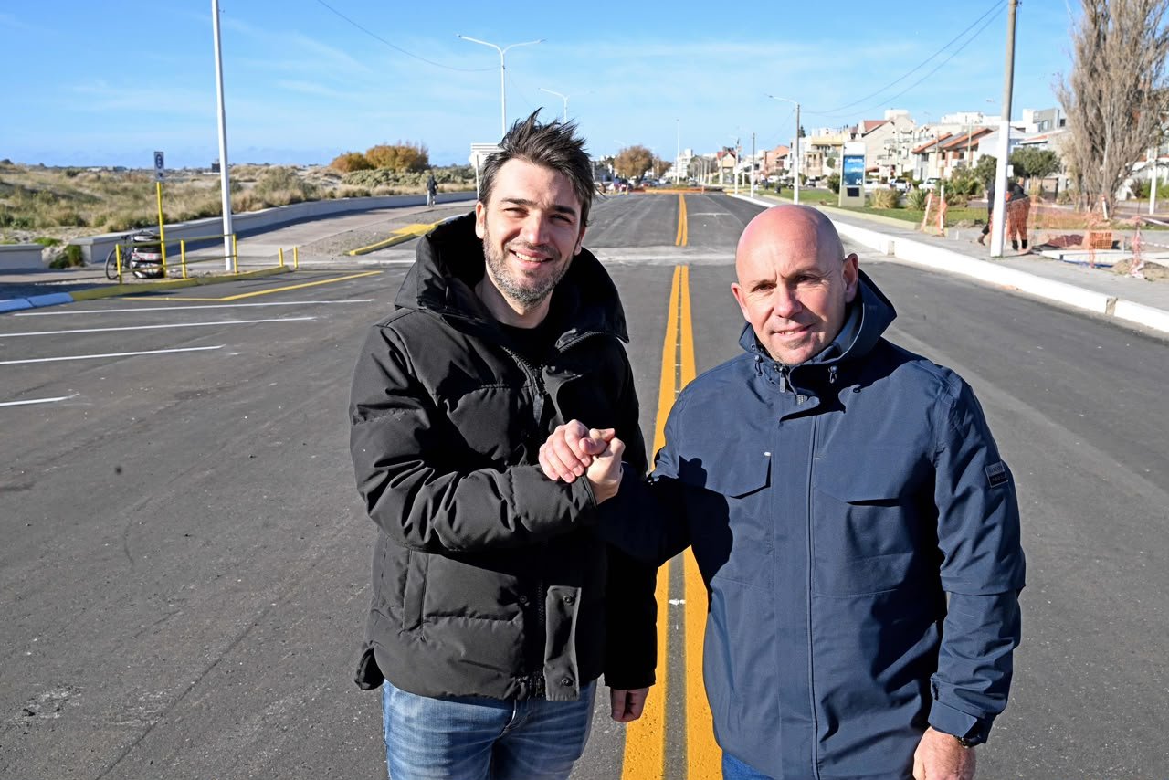 El gobernador Ignacio Torres recorrió junto a Gustavo Sastre la remodelación del boulevard Brown en Puerto Madryn, que abrirá al público este jueves con importantes mejoras.