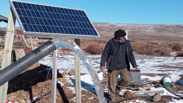 La Provincia instaló un sistema de captación y bombeo solar para asistir a una familia rural. Más de 20 productores del departamento ya reciben apoyo mediante estas intervenciones.