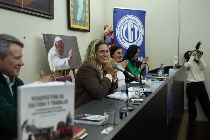 La obra de Florencia Lizaraso reflexiona sobre las transformaciones laborales, la tecnología y los desafíos para las políticas públicas.