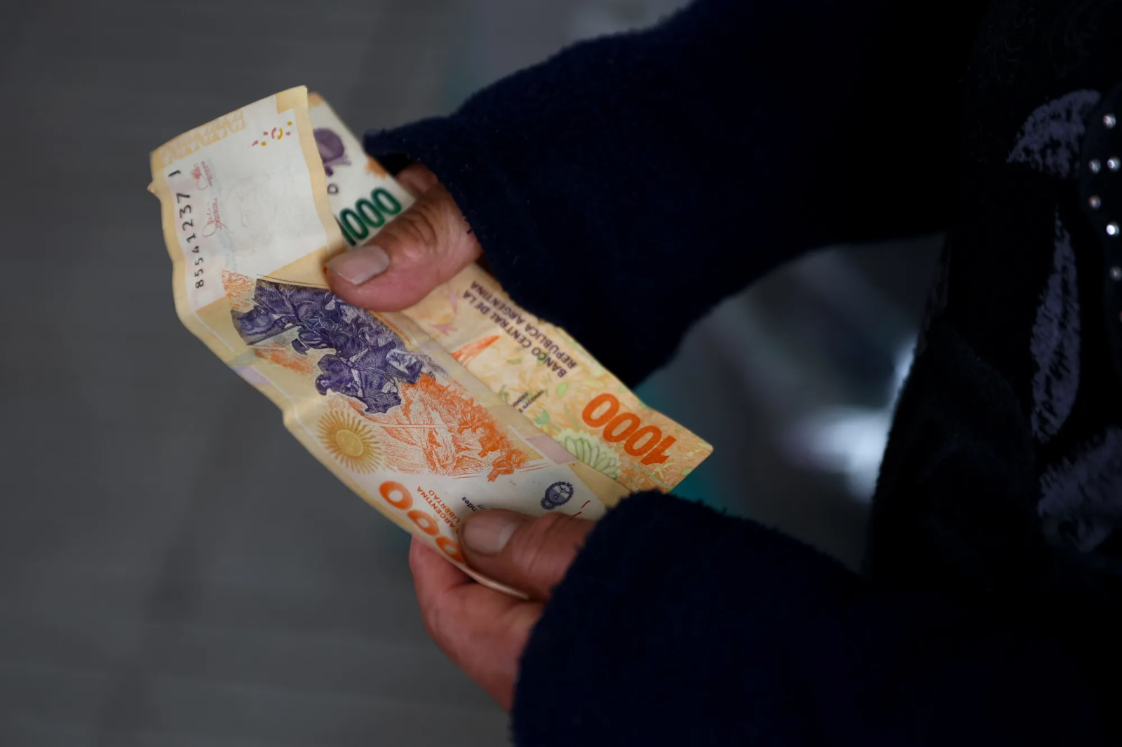 El índice de salarios subió 2,2% en mayo, pero los ingresos formales volvieron a perder contra la inflación y crece la precarización laboral.