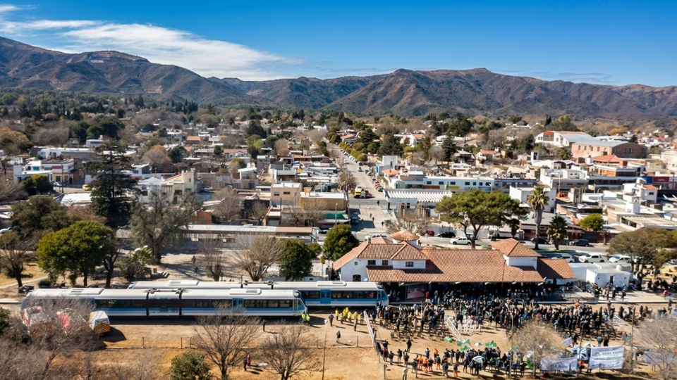 El servicio ferroviario atraviesa el Valle de Punilla y permite conocer ríos, montañas y localidades turísticas con tarifas accesibles.